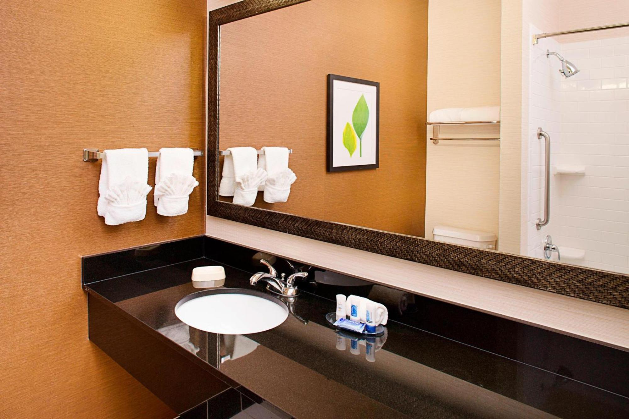 Fairfield Inn & Suites By Marriott San Antonio Seaworld / Westover Hills Екстериор снимка